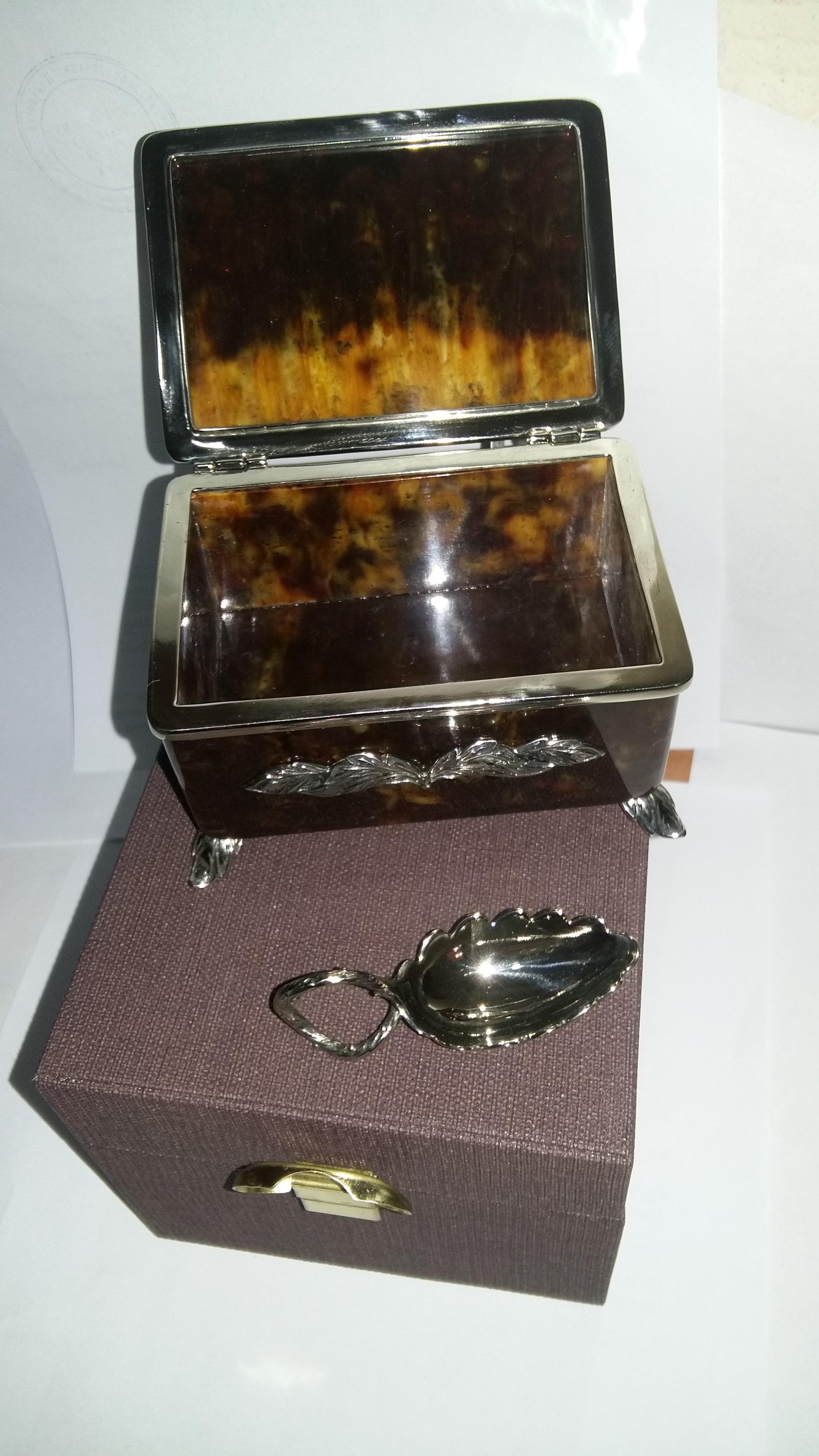 

Коробочка с ложечкой из янтаря