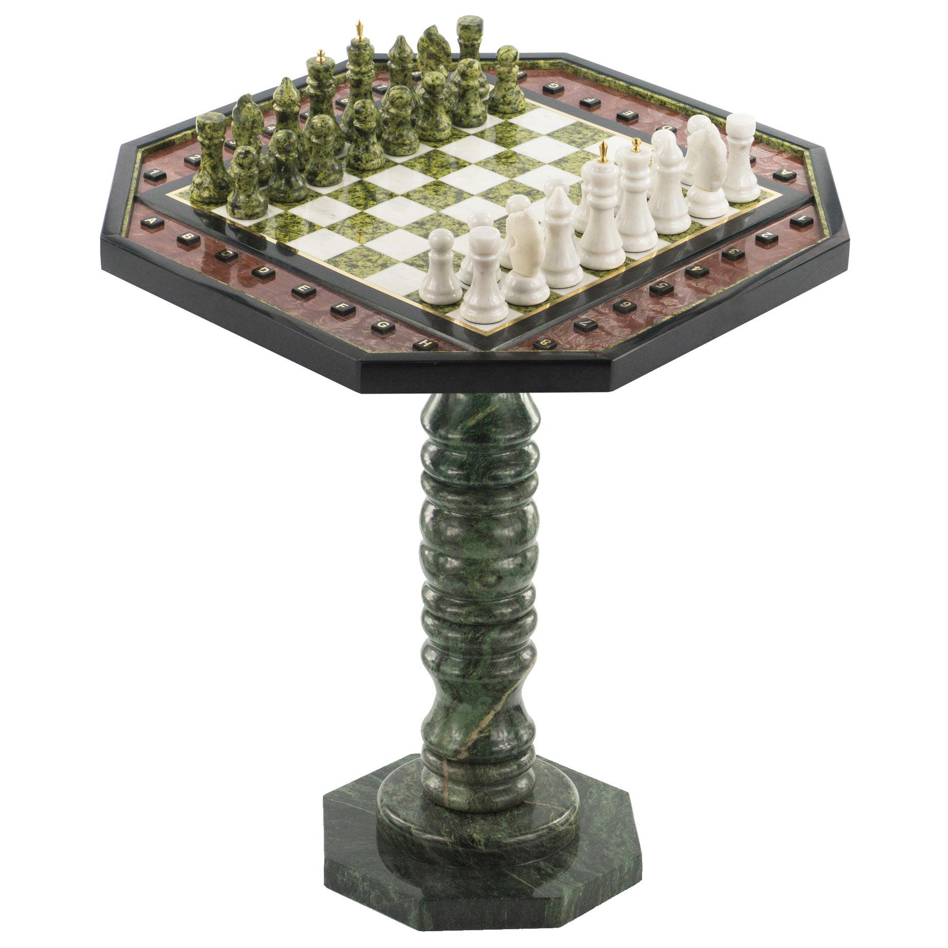 Шахматный столик с фигурами